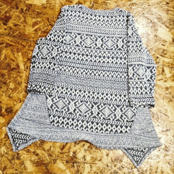 ENERGE*SWEATER*GRAY W/ BLACK AZTEC PATTERN* ENERGE BRAND* WOMEN 1X - Picture 5 of 7
